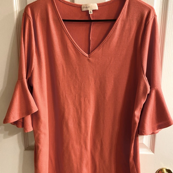 Tops - V-neck coral bell sleeve shirt